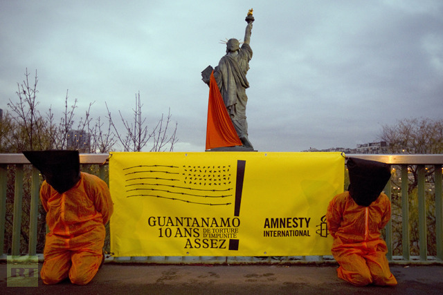 (Amnesty International activists, dressed in orange jumpsuits similar to those worn by prisoners at the US detention camp in Guantanamo Bay AFP Photo / Joel Saget)