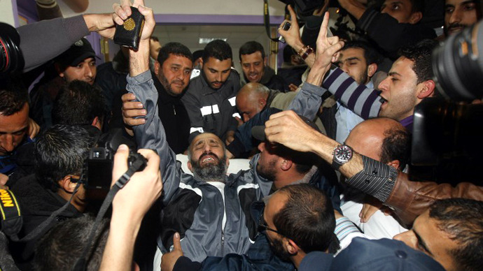 Ayman Sharawna, a Palestinian prisoner who was on long-term hunger strike, reacts upon his arrival at al-Shifa hospital in Gaza City on March 17, 2013. (AFP Photo / Mahmud Hams)
