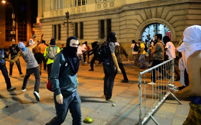 Demonstrators cause destruction in downtown Rio de Janeiro on June 17, 2013. (AFP Photo / Christophe Simon)