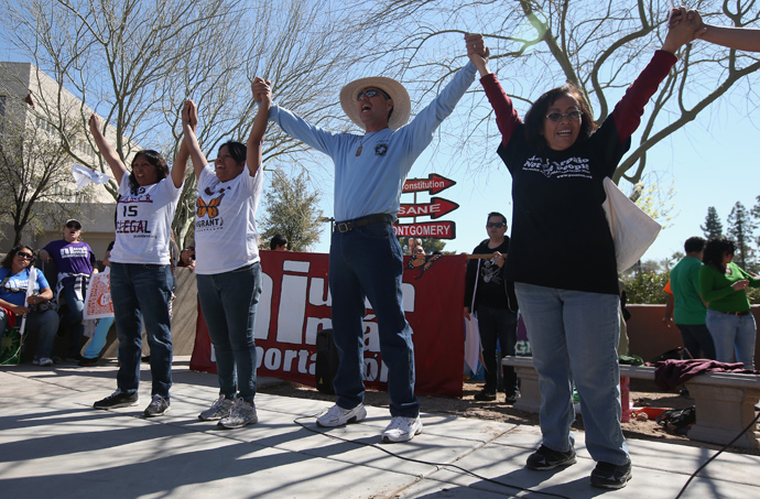People call for immigration reform outside the U.S. Immigration and Customs Enforcement (ICE), office in Phoenix, Arizona (John Moore / Getty Images / AFP)