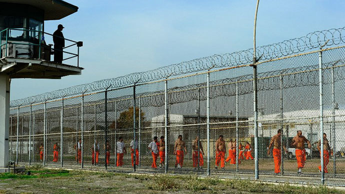 California Department of Corrections officer looks on inmates (AFP Photo / Getty Images / Kevork Djansezian)