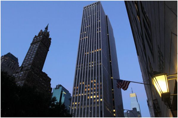Zhang Xin, a Chinese business magnate, joined forces with the Safra family of Brazil to buy a large piece of the General Motors Building in Midtown Manhattan.