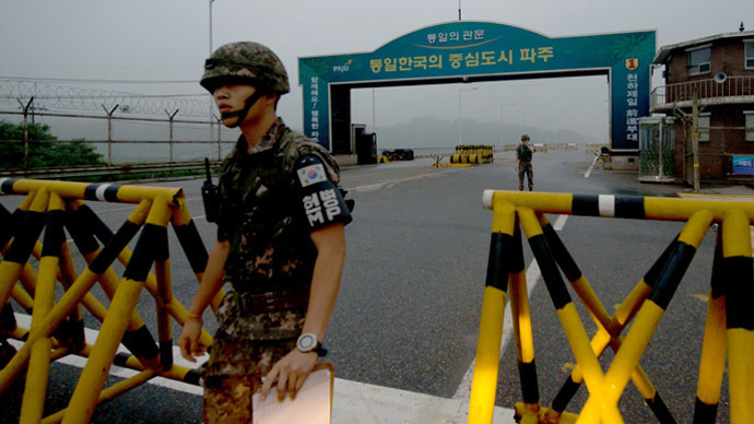 A South Korean soldier walks at a military checkpoint leading to North Korea's Kaesong joint industrial complex, in the border city of Paju early on July 10, 2013. (AFP Photo/Ed Jones)